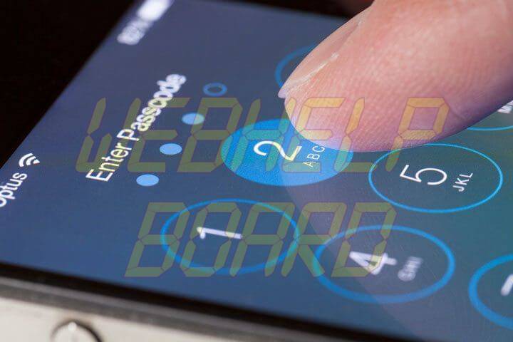 iPhone pessoa digitando 720x480 - Tutorial: como descobrir o IMEI do seu celular